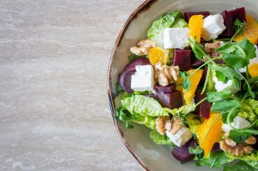 Sałatka z burakiem i serem feta, posypana orzechami