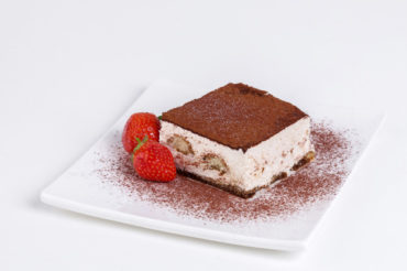 Lekki sernik tiramisu ze świeżymi owocami