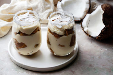 Kokosowe tiramisu w szklance na jogurcie