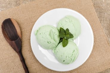 Domowe wegańskie lody szpinakowe