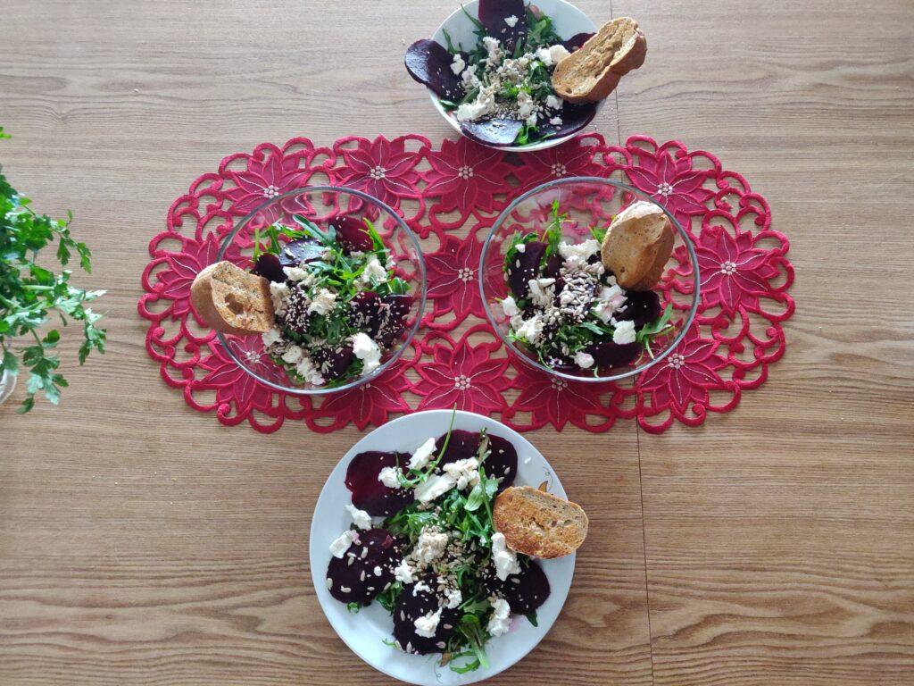 Carpaccio z buraka na rukoli.